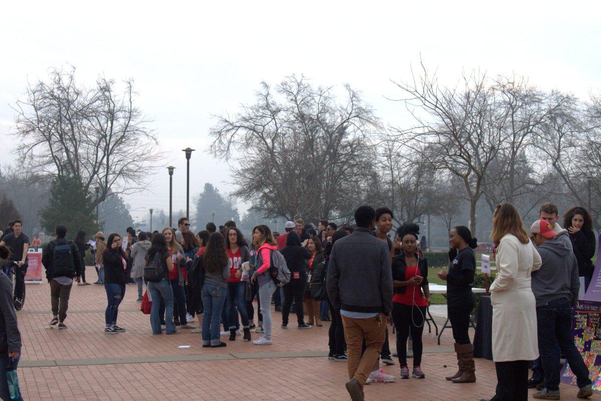 Students at the Club &amp; Org Fair. (The Signal/Tatiana Olivera)