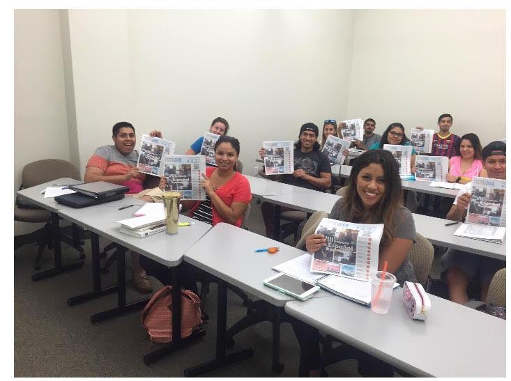 Alrededor de 20 estudiantes participan en la clase Span 3400, taller de periodismo y creaci&#243;n literaria en espa&#241;ol de este semestre.&#160; Estar&#225;n produciendo entrevistas, reportajes, cr&#243;nicas as&#237; como poemas y narrativa en espa&#241;ol. Tambi&#233;n estar&#225;n a cargo de producir el peri&#243;dico Culturadoor n&#250;mero 2 que ya circula. Aqu&#237; lo muestran orgullosos el ejemplar el cual puede recogerse copias en el Modern Languages Departament.