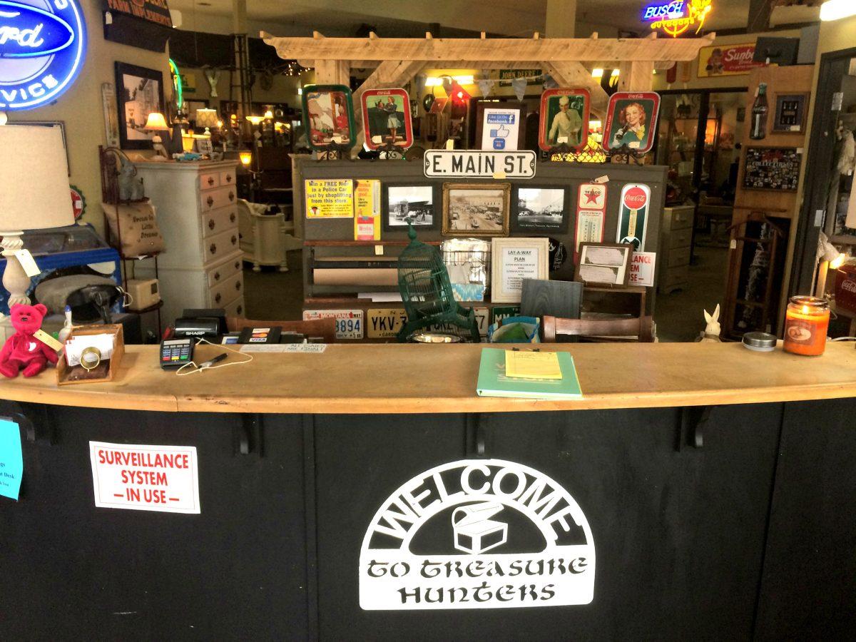 The entrance of the Treasure Hunters Antique Shop. (Signal Photo/Clara Zapien)