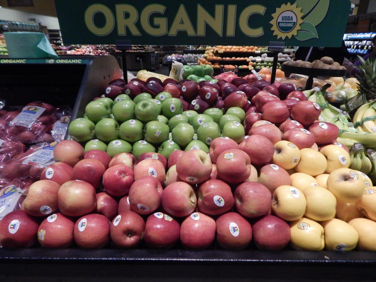 Apples display at Safeway (Signal Photo/ Jesus Valdez)