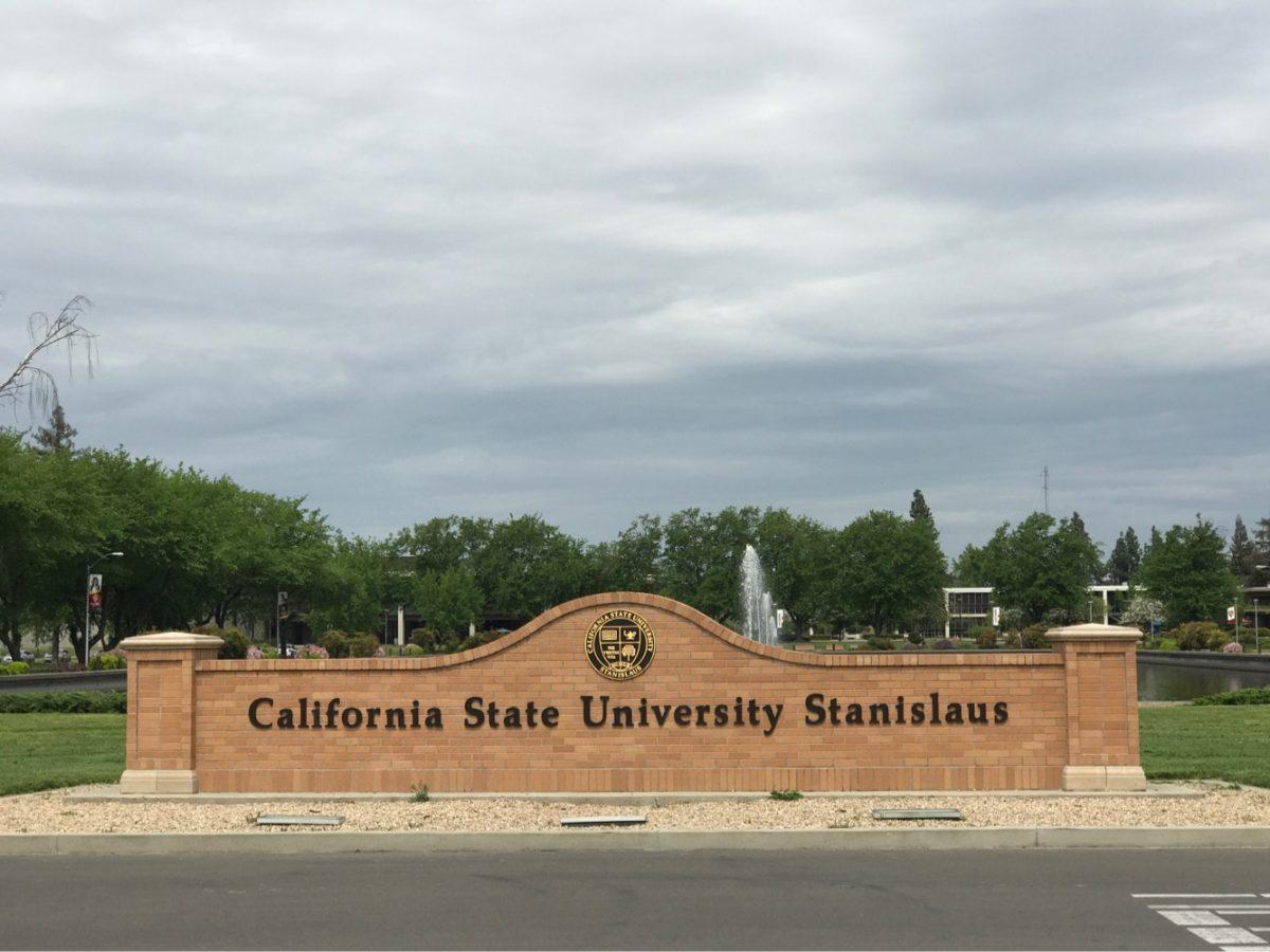 University sign in front of the university circle (Signal Photo/Francely Santos)