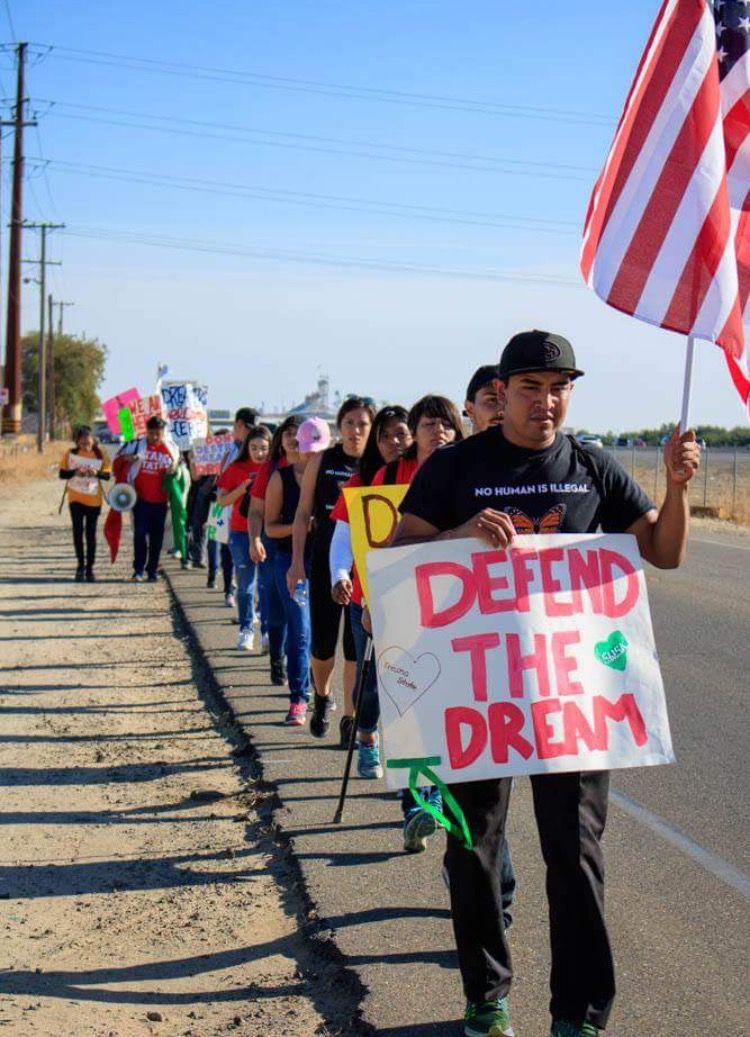 Miembros de la comunidad y MEChA marchan por Livingston, CA. (Foto cortes&#237;a de MEChA)