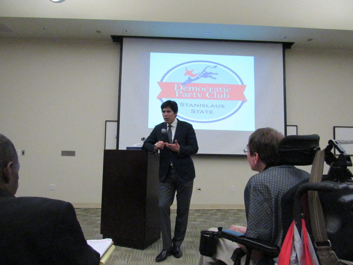 <p>Senator Kevin De Leon answers questions from the audience. (Signal Photo/Noor Miqbel) </p>