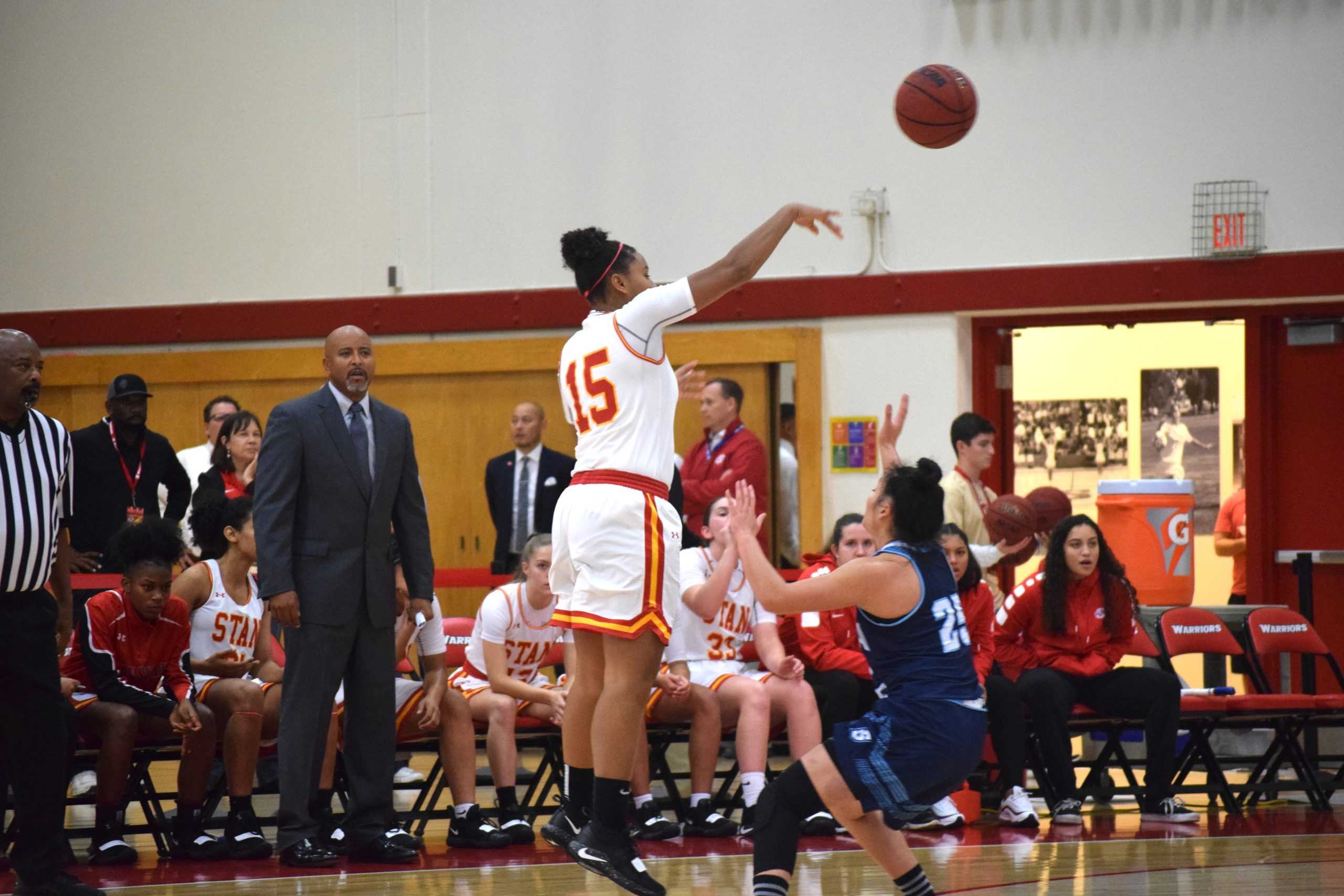 Successful Home Opener for Women's Basketball