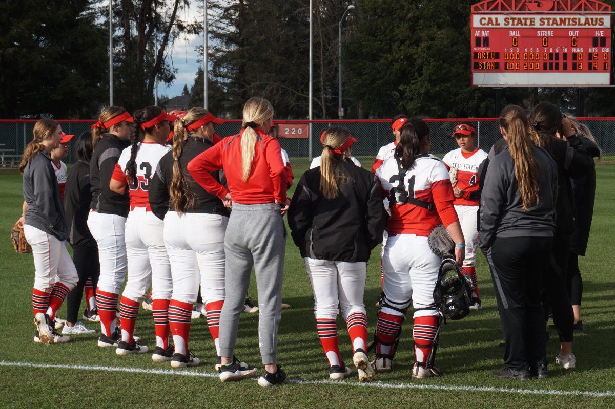 <p>The Warriors Softball Team gathering around before the game. (<em>Signal</em> Photo /Adam Grabarek)</p>