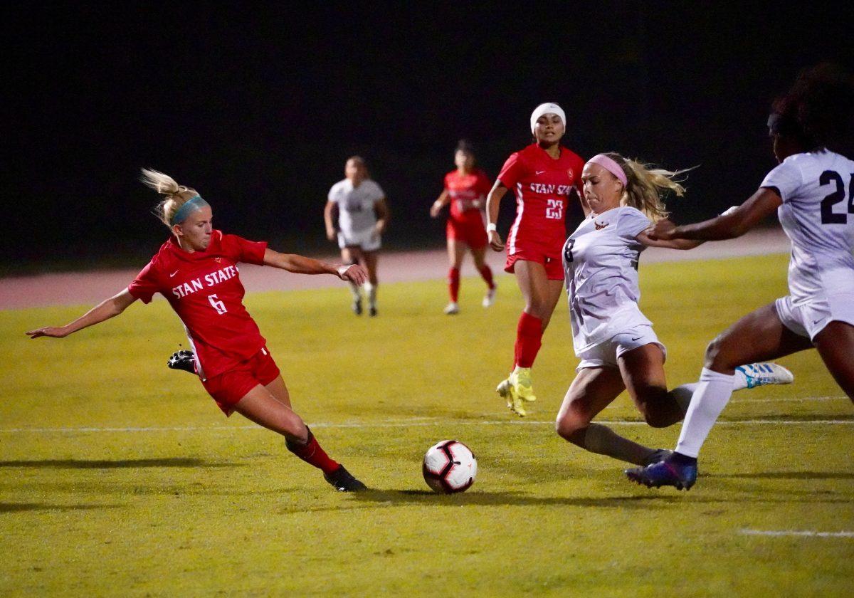 <p>Forward Sadie Ortiz (senior, Kinesiology) attempting to score the goal. (<em>Signal</em> Photo/ Randel Montenegro)</p>