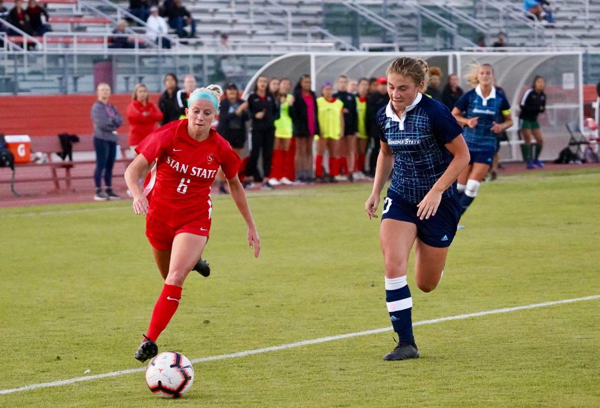 Forward Sadie Ortiz (senior, Kinesiology) attempting to pass the soccer ball. (Signal Photo/ Randel Montenegro)