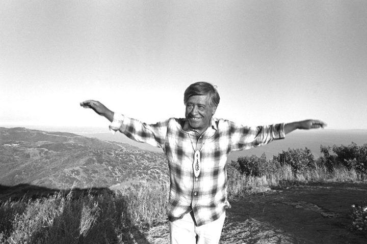 César Chávez arriba de una montaña. (Foto cortesía de La Fundación de César Chávez)  