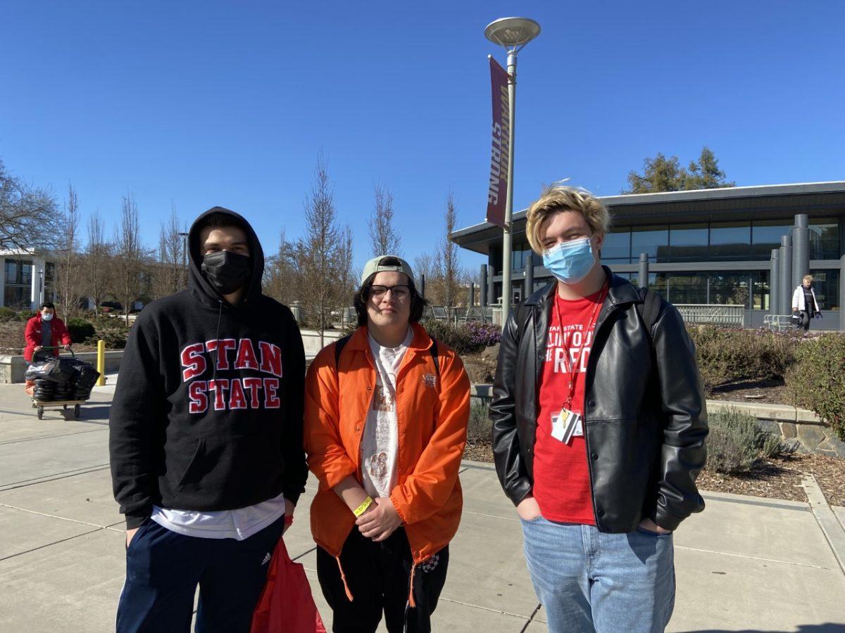 Jacob Gacs, Jakota Ludwick and Machel Mirasol between classes in the quad. (Signal Photo/Selena Estrada)