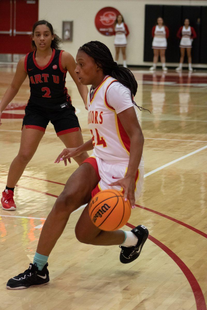 Da'Myiah Lewis utilizing footwork to create space