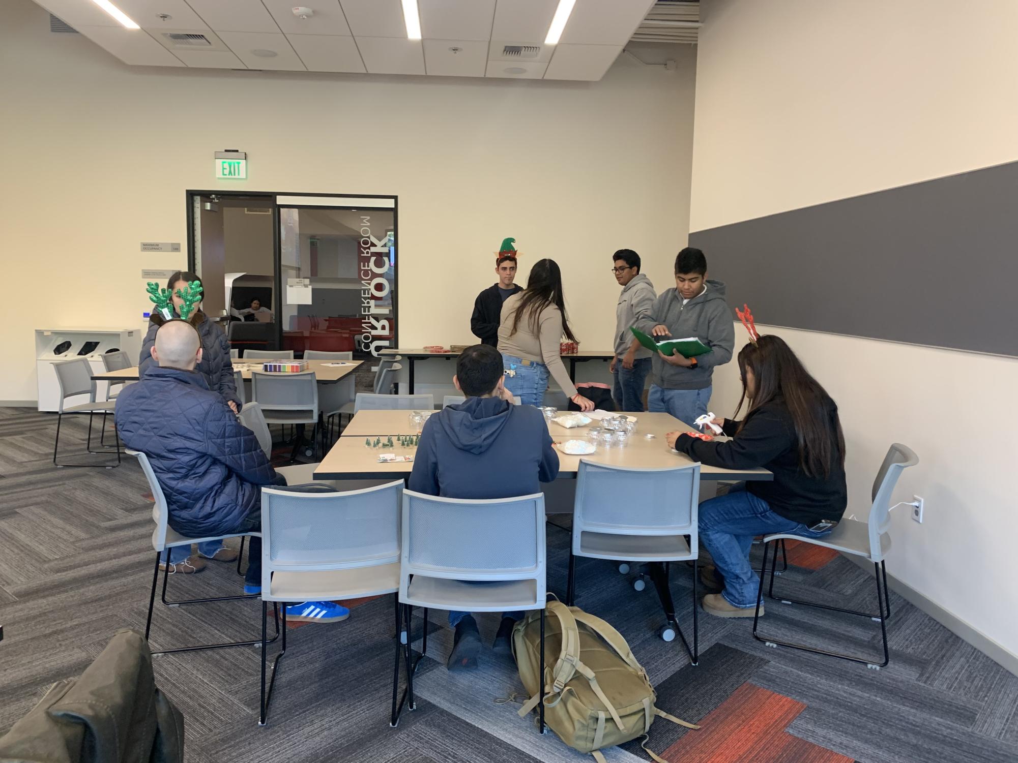 Hispanic Students Celebrate the Holidays and Relax Before Finals with the Spanish Interlatinx Club’s Festive Party de Navidad