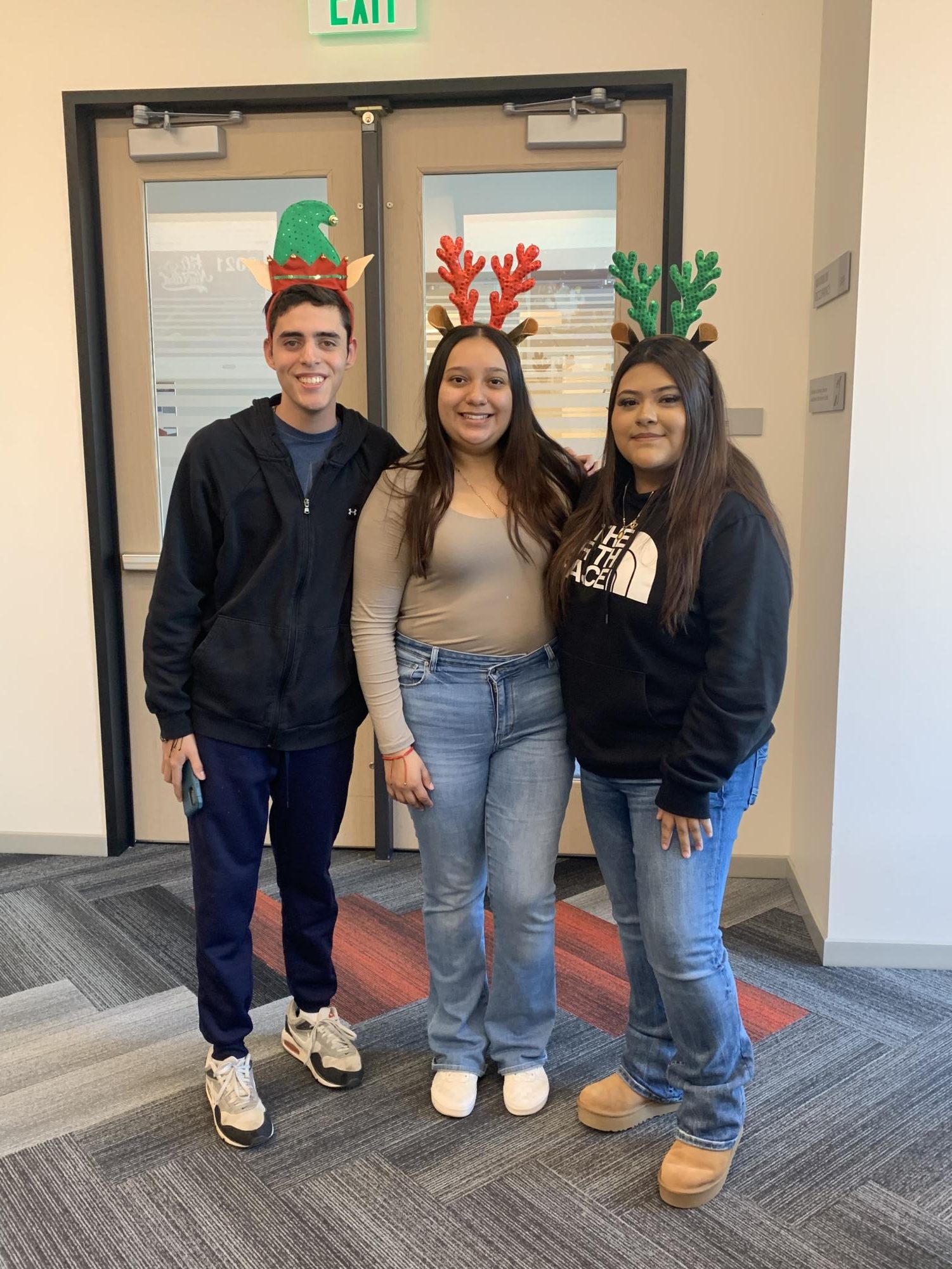 Hispanic Students Celebrate the Holidays and Relax Before Finals with the Spanish Interlatinx Club’s Festive Party de Navidad