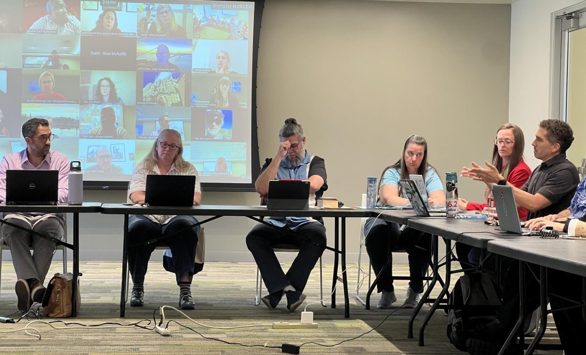Academic Senate discussing the course module scheduling policy.