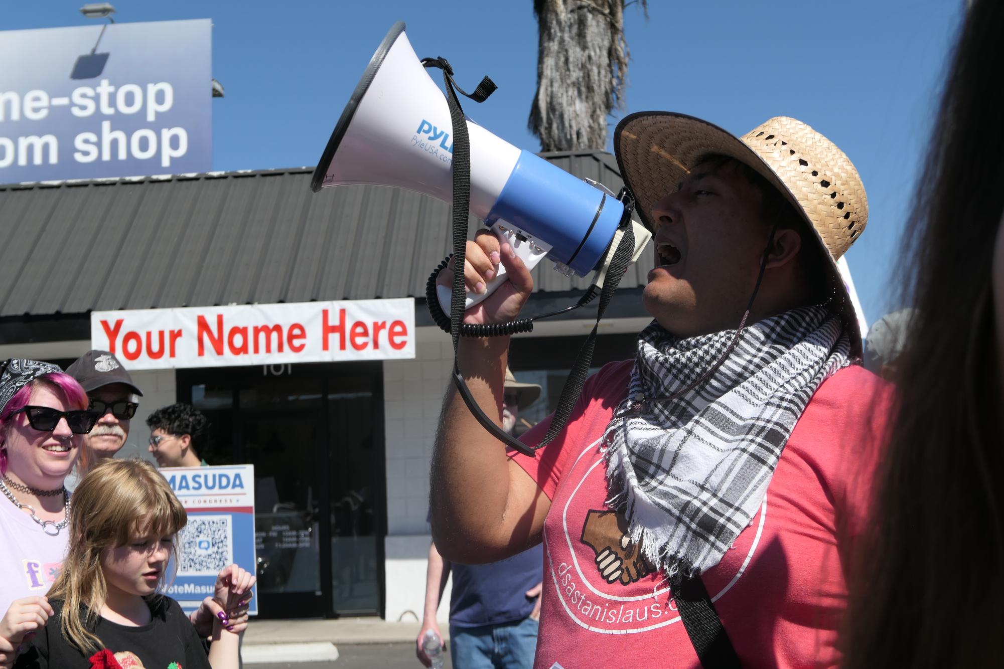 Modesto participates in nationwide "No Kings" protest